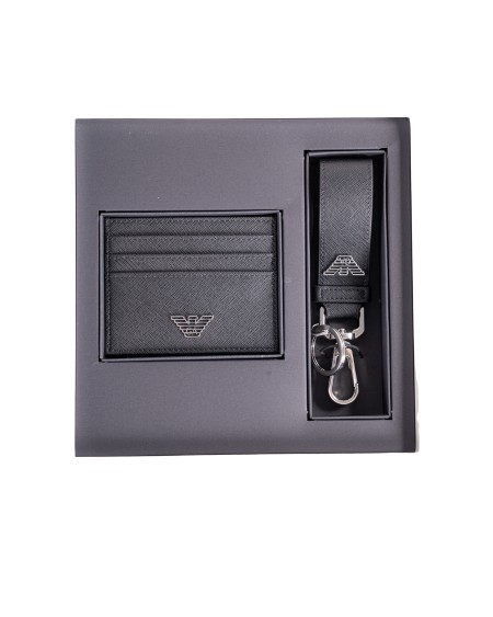 Shop EMPORIO ARMANI  Set: Emporio Armani set portacarte e portachiavi.
Set 2 pezzi.
Pelle rigenerata.
Saffiano.
Placchetta aquila.
Dimensioni: 10,5 x 9 x 1,5 cm.
Composizione: 100% Poliuretanica.
Made in China.. Y4R606 Y138E-81072
